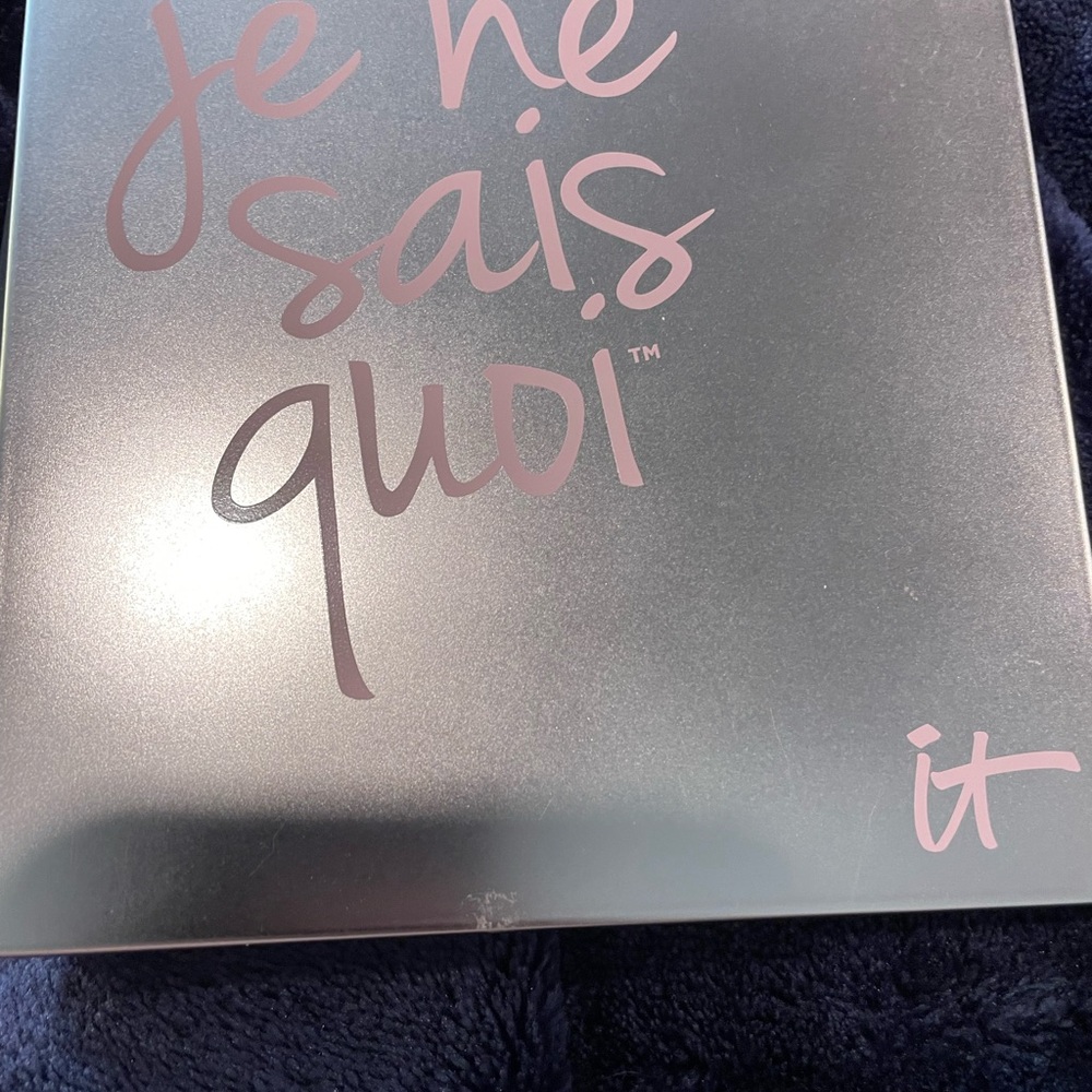 It cosmetic face palette